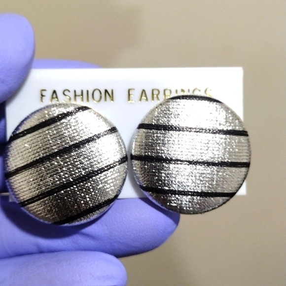 Women's Polished Silver Color with Black stripes Circle Shape Stud Earrings 1-in - Picture 1 of 4